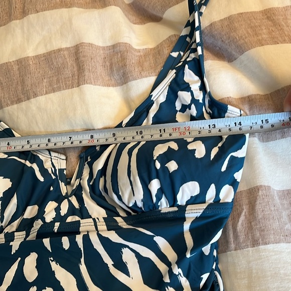 Anne Cole
JUNGLE
FEVER Printed
V-Wire
Ruched One-Piece
Swimsuit
Size 10 - Picture 15 of 15